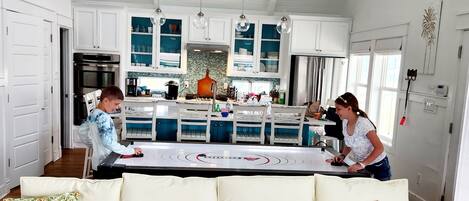 Televisie, een open haard, een dvd-speler en tafelvoetbal