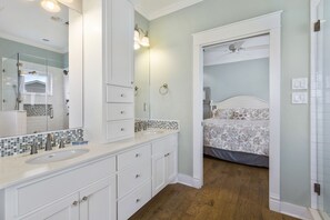 Bathtub, hair dryer, towels - Sea Vita, views, firepit, POOL, GameRm, golf cart (Bolivar Peninsula)
