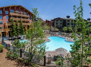 Et resort med swimmingpool, flere bygninger og udendørs siddeområder.