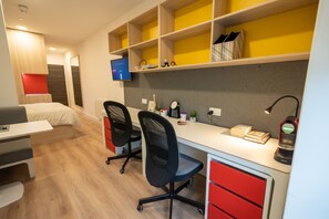 1 bedroom, iron/ironing board, WiFi, bed sheets - City Centre Studio Apartment - Sparkford Road (Winchester)