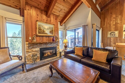 Remodeled 2 Bedroom View Condo Next to the Village at Mammoth!!!