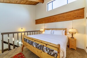 2 bedrooms, iron/ironing board, free WiFi, bed sheets - Remodeled 2 Bedroom View Condo Next to the Village at Mammoth!!! (Mammoth Lakes)