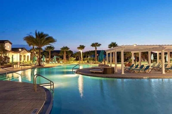 Alberca climatizada y camastros 