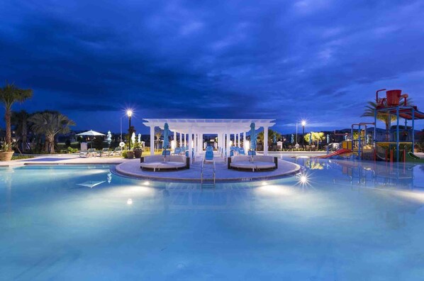 Piscine chauffée, chaises longues