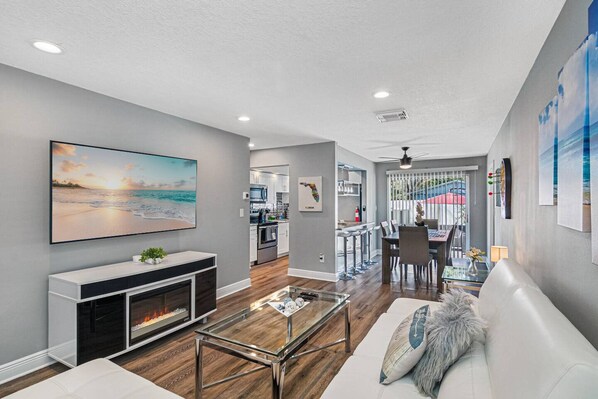 Televisio, takka, kirjoja