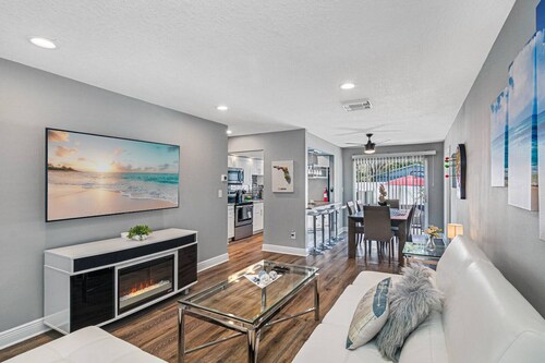 Gorgeous Heated Pool House Near Gulf Beaches!