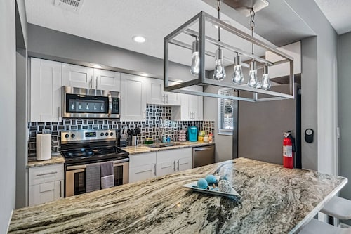 Gorgeous Heated Pool House Near Gulf Beaches!