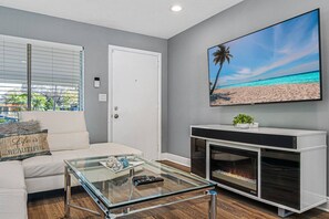 Televisio, takka, kirjoja