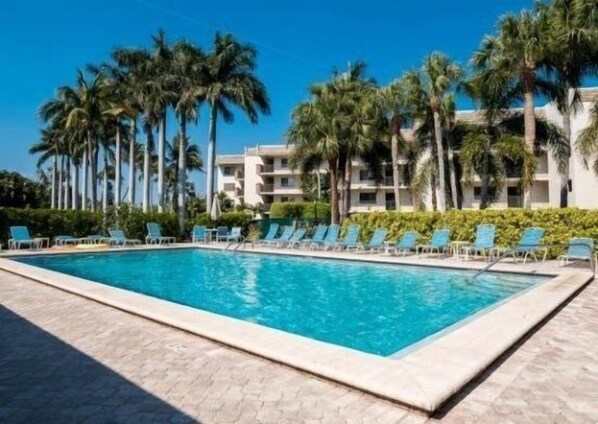 حمّام سباحة خارجي