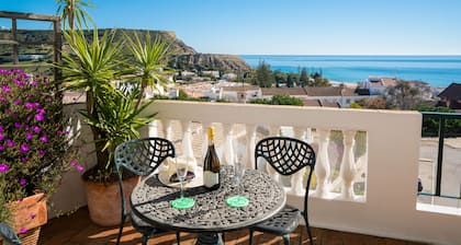 A fantastic top floor, 2 bed roomed apartment with the greatest sea views.