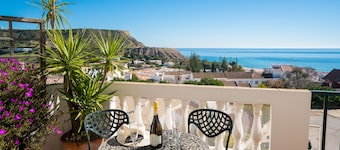 A fantastic top floor, 2 bed roomed apartment with the greatest sea views.