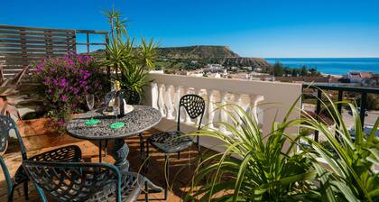 A fantastic top floor, 2 bed roomed apartment with the greatest sea views.