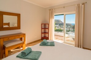 2 chambres, coffres-forts dans les chambres, fer et planche à repasser