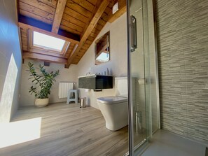 Duplex, Ensuite (4) | Bathroom - Apartamentos la Ventana de Mogrovejo (Camaleno)
