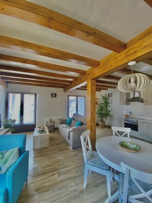 Duplex, Ensuite (4) | Dining - Apartamentos la Ventana de Mogrovejo (Camaleno)