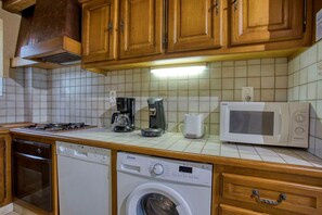 Kjøleskap, mikrobølgeovn, ovn og oppvaskmaskin