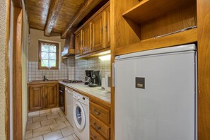 Réfrigérateur, four à micro-ondes, un four, lave-vaisselle