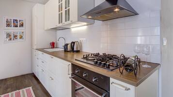 Fridge, oven, dishwasher, coffee/tea maker