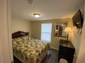 Free WiFi, bed sheets - East End of The Strip. A/C Wifi Cable TV Firepit Walk to Park/Lake Wineries (Geneva)