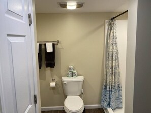 Shower, towels, soap, shampoo - East End of The Strip. A/C Wifi Cable TV Firepit Walk to Park/Lake Wineries (Geneva)