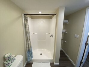 Spa - East End of The Strip. A/C Wifi Cable TV Firepit Walk to Park/Lake Wineries (Geneva)