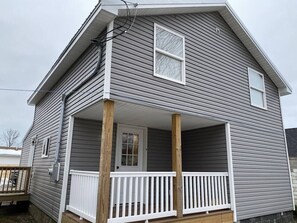Exterior - East End of The Strip. A/C Wifi Cable TV Firepit Walk to Park/Lake Wineries (Geneva)