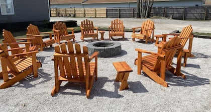 East End of The Strip. A/C Wifi Cable TV Firepit Walk to Park/Lake Wineries