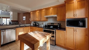 Private kitchen - UNIT 100 - CHALET SKI-IN/OUT - 12 PEOPLE (Saint-Ferréol-les-Neiges)