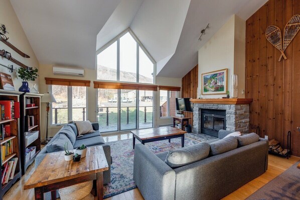 TV, peis, stereoanlegg og kontorer