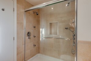 Bañera, secador de pelo y toallas