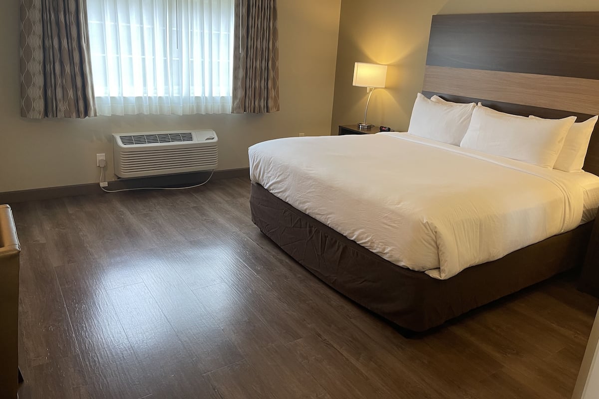 1 bedroom, premium bedding, desk, blackout drapes