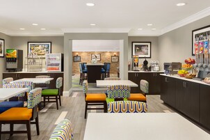 Desayuno continental gratuito y diario