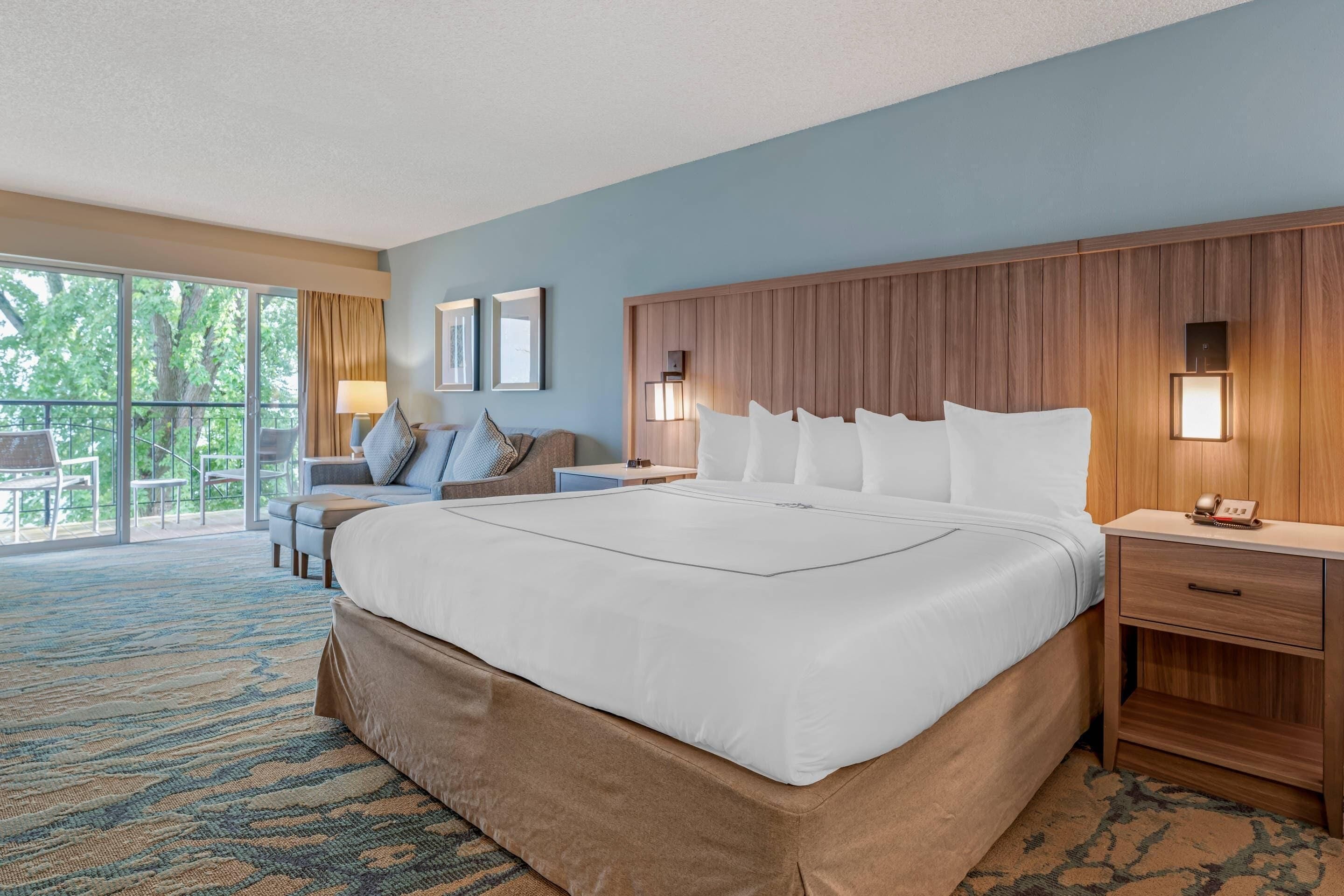 Colchones con pillow-top, escritorio y tabla de planchar con plancha 