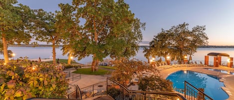 Innenpool, Außenpool (je nach Saison geöffnet)