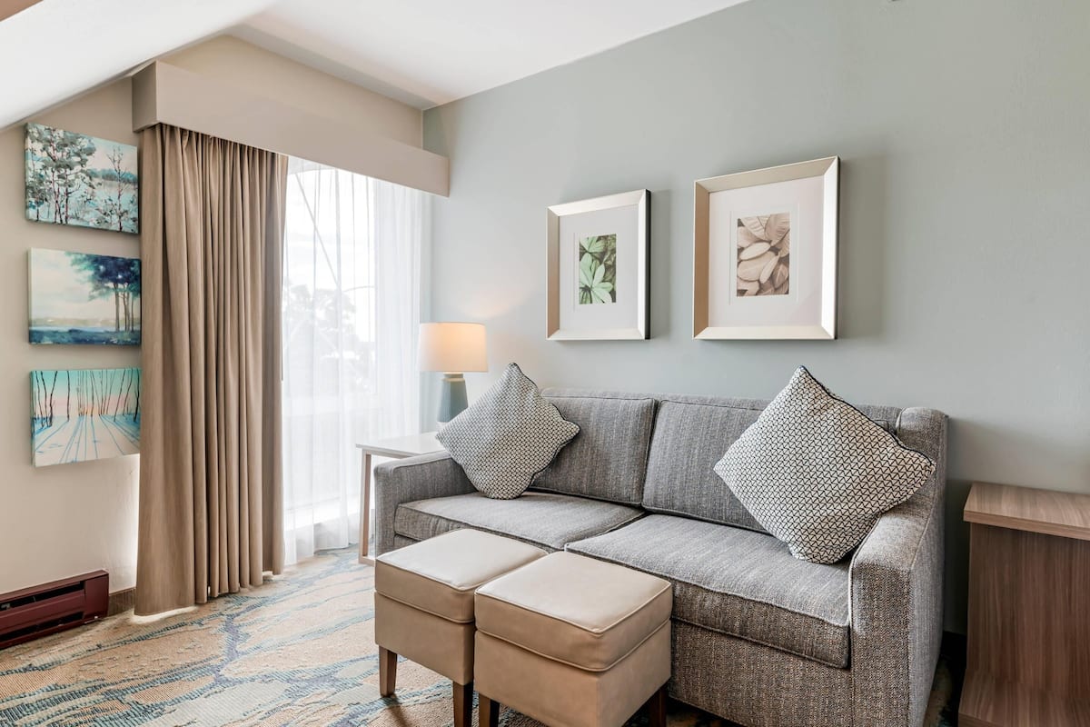 Colchones con pillow-top, escritorio y tabla de planchar con plancha