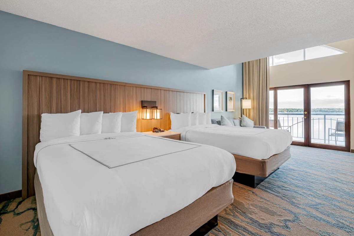 Colchones con pillow-top, escritorio y tabla de planchar con plancha