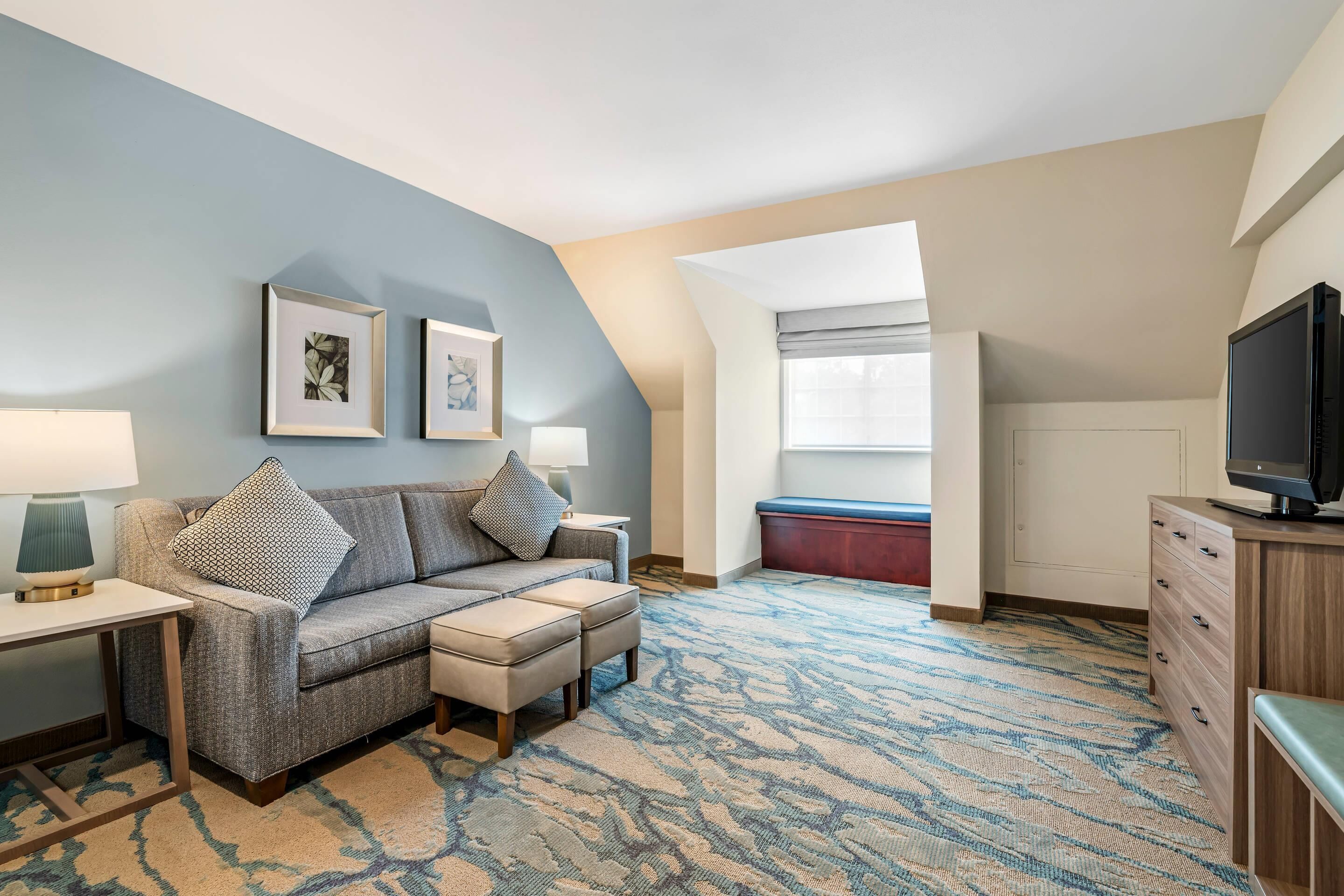 Colchones con pillow-top, escritorio y tabla de planchar con plancha 