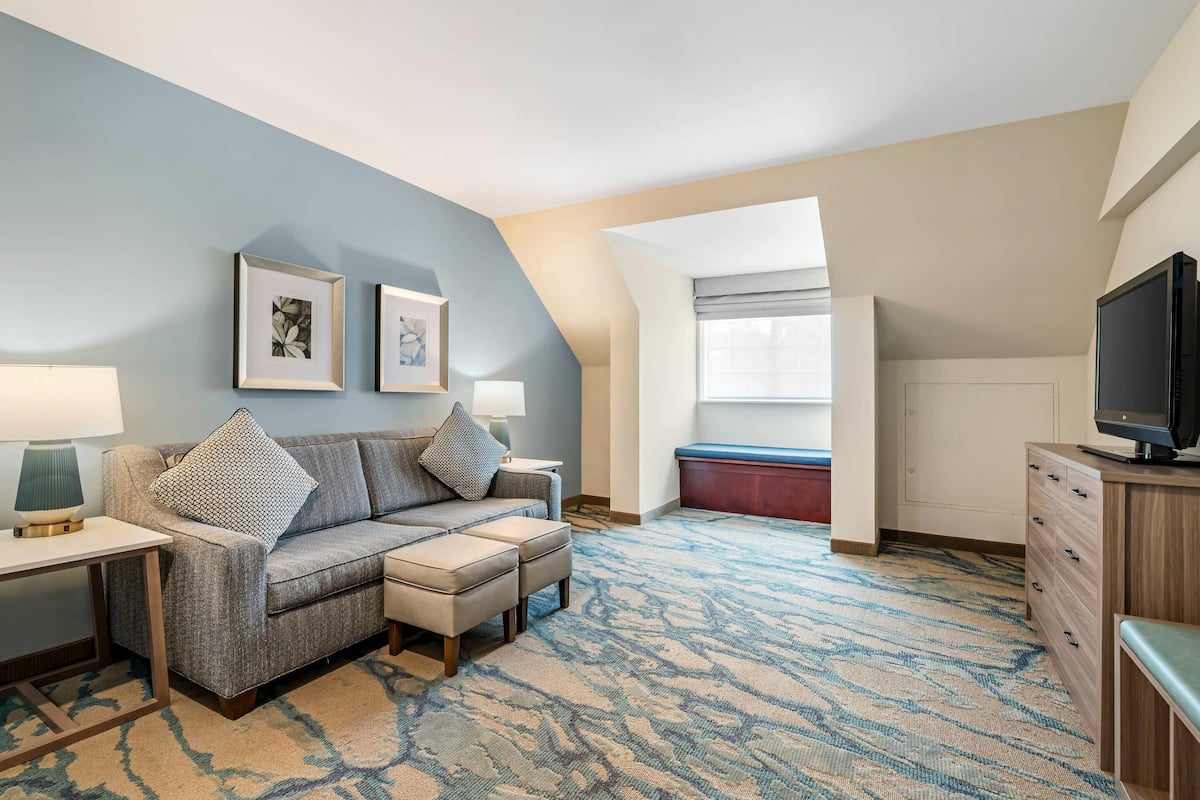 Colchones con pillow-top, escritorio y tabla de planchar con plancha