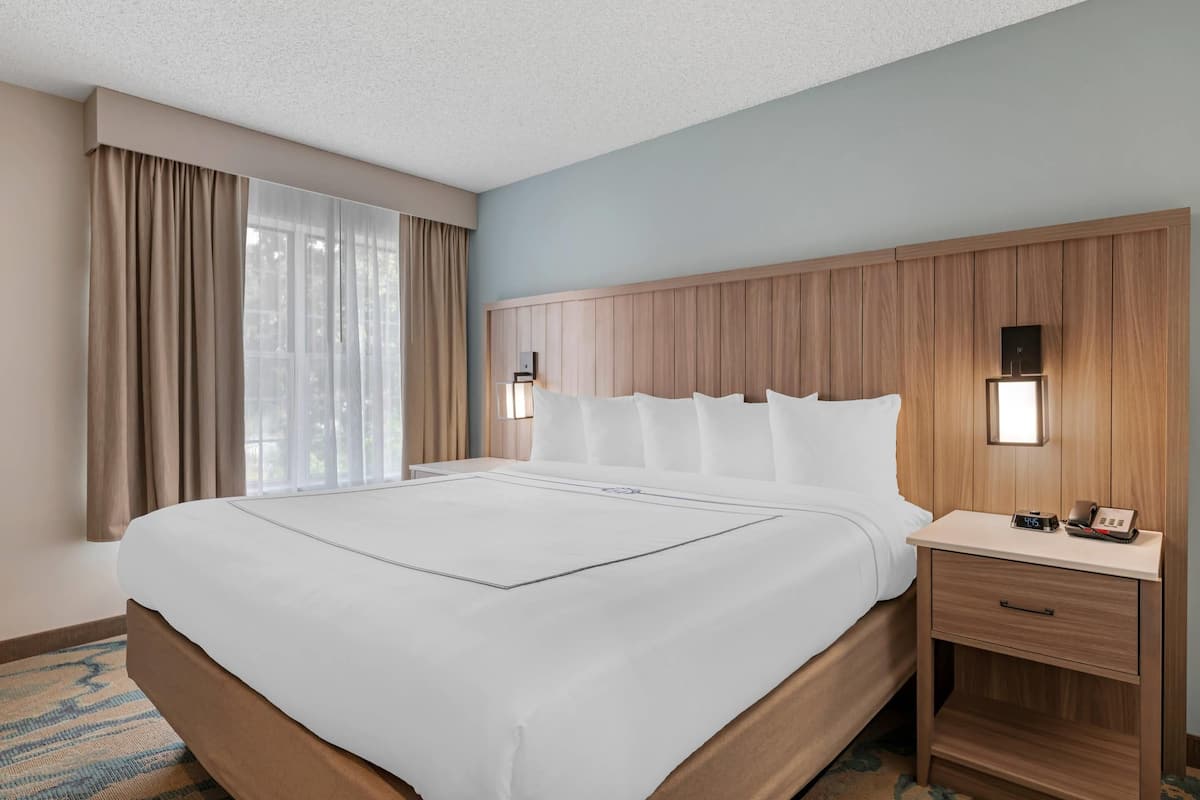 Colchones con pillow-top, escritorio y tabla de planchar con plancha