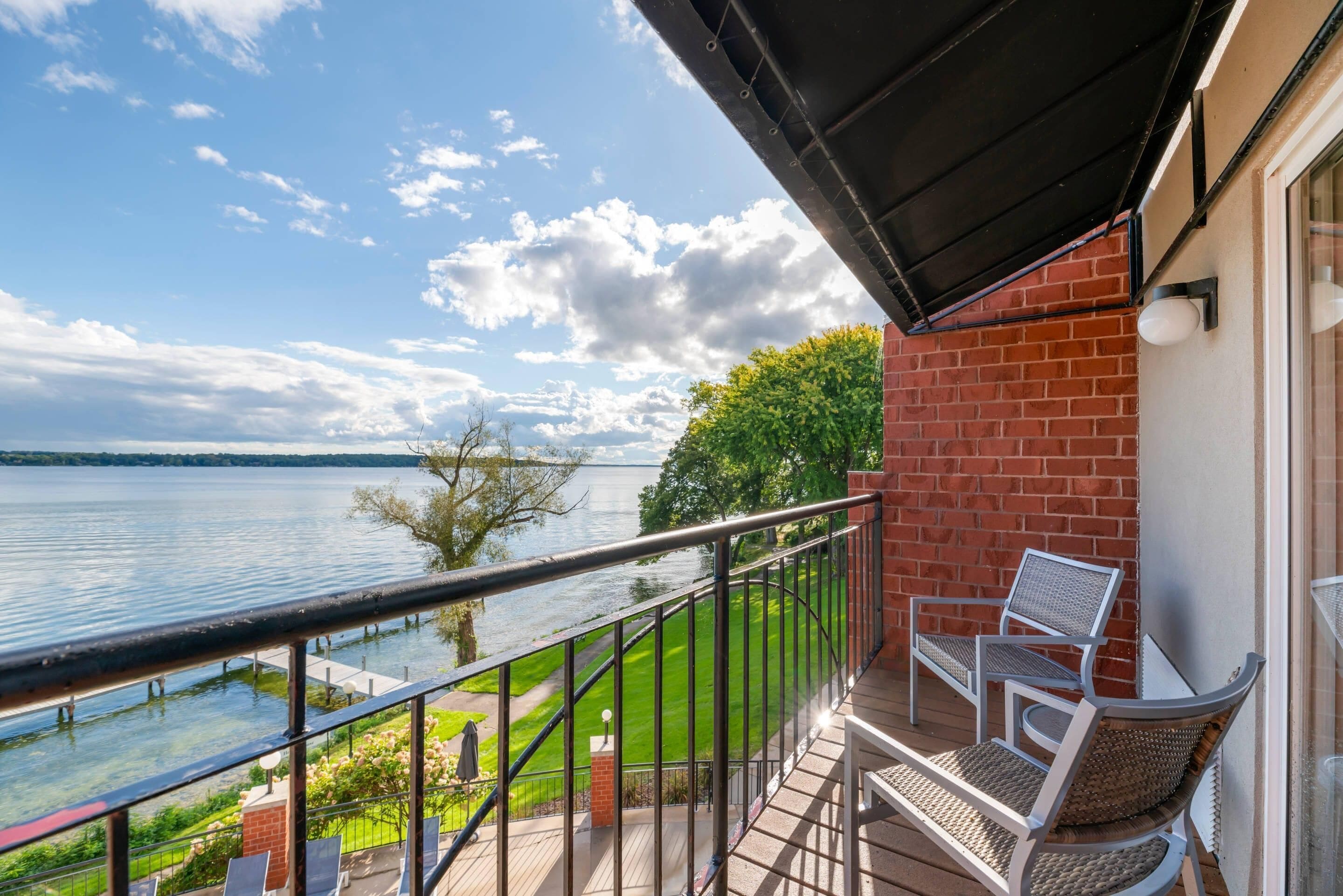 Camas con pillow-top, escritorio y tabla de planchar con plancha 