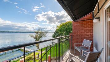 Camas con pillow-top, escritorio y tabla de planchar con plancha