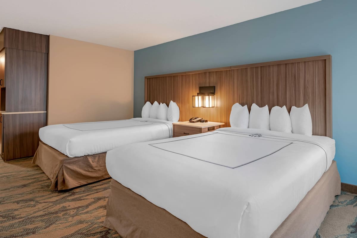 Colchones con pillow-top, escritorio y tabla de planchar con plancha