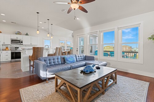 Friday to Friday rentals only!! 4 bedroom house with private pool and hot tub. 