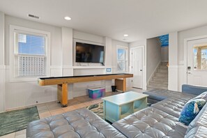 Smart TV - Friday to Friday rentals only!! 4 bedroom house with private pool and hot tub.  (Kitty Hawk)