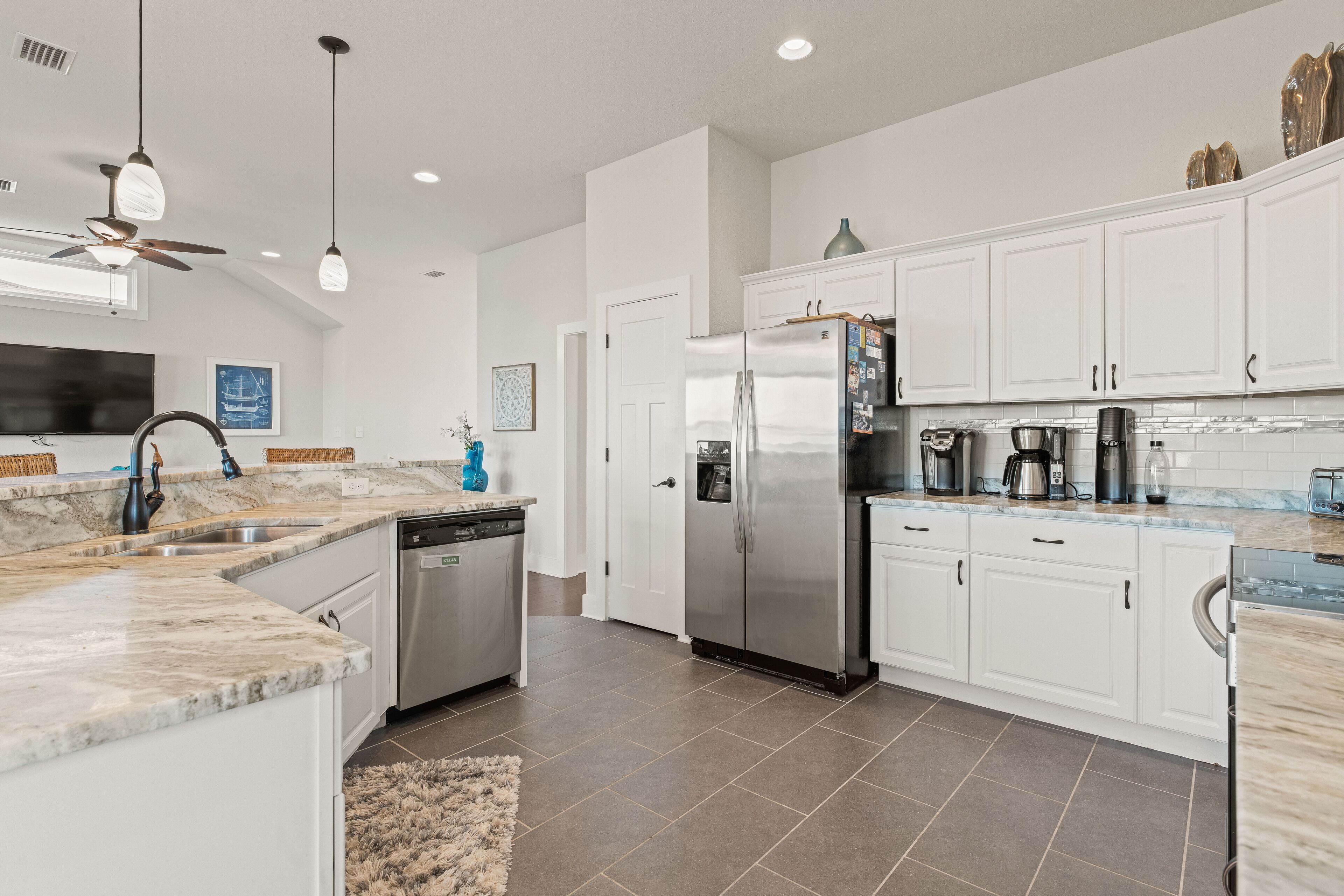 Réfrigérateur, micro-ondes, four, plaque de cuisson