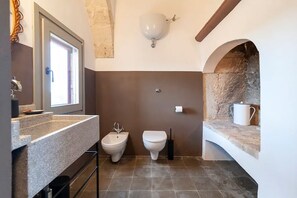 Een haardroger, handdoeken, zeep, shampoo