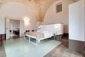 6 slaapkamers, een strijkplank/strijkijzer, wifi, beddengoed