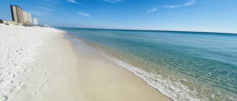 Plage, chaises longues