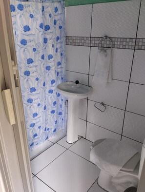 Junior tweepersoonskamer | Badkamer | Een douche, handdoeken