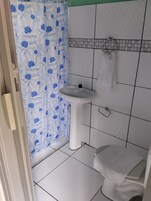 Habitación junior doble | Baño | Ducha y toallas
